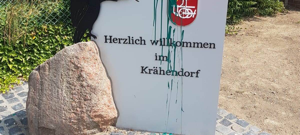 Ortsschild Alpen mit Farbe beschmiert