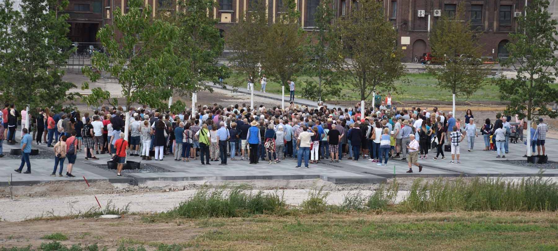 Besucher der ersten Baustellenführung auf dem LaGa-Gelände.