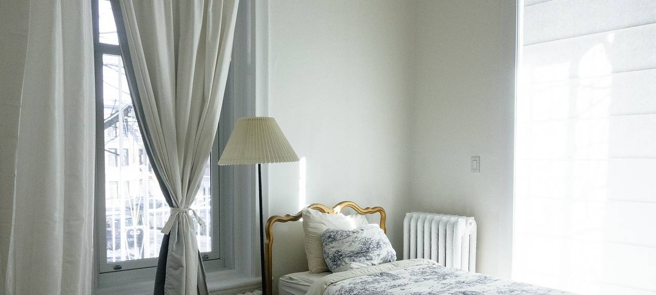 Bild eines Bettes vor einem Fenster