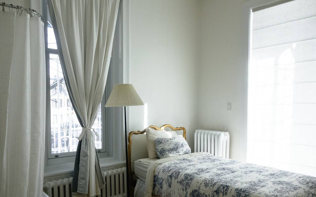 Bild eines Bettes vor einem Fenster
