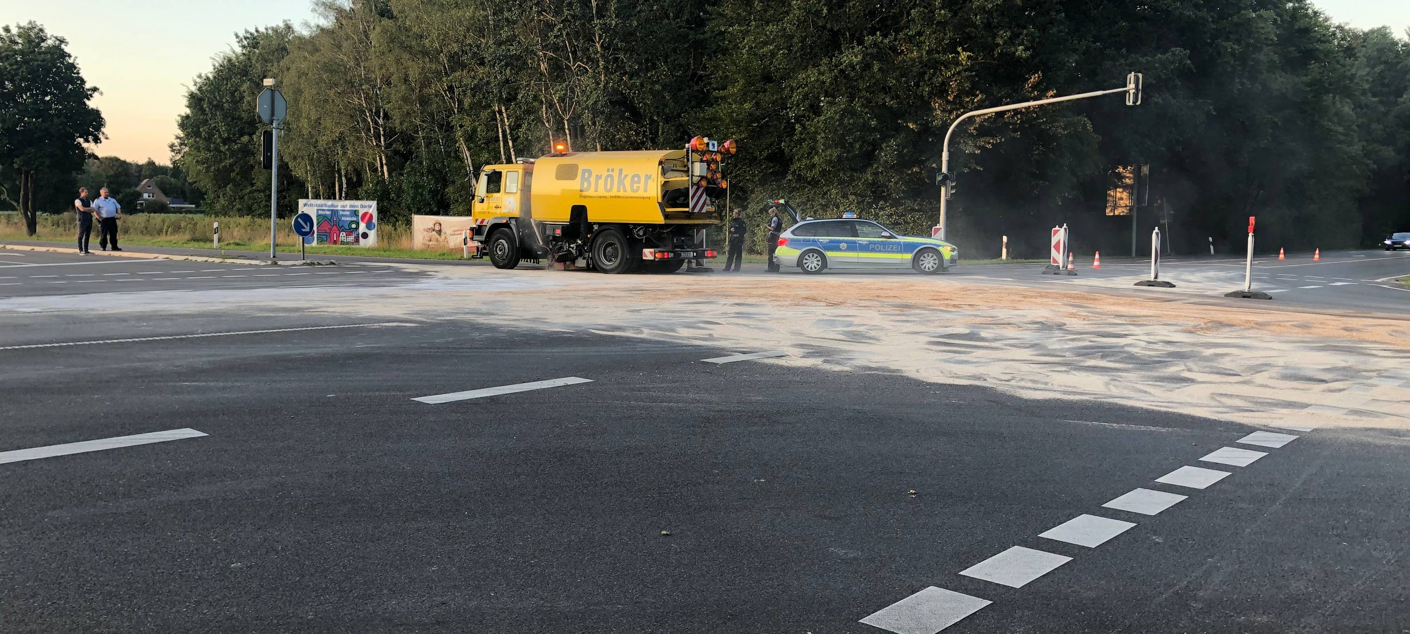 Schermbecker Landstraße nach Ölspur am Abend gesperrt