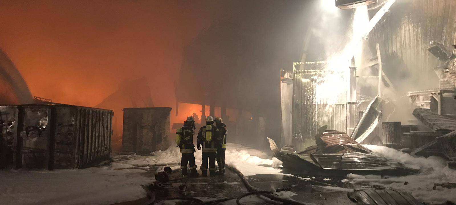 Feuerwehr überwacht weiter Glutnester in Kamp-Lintfort