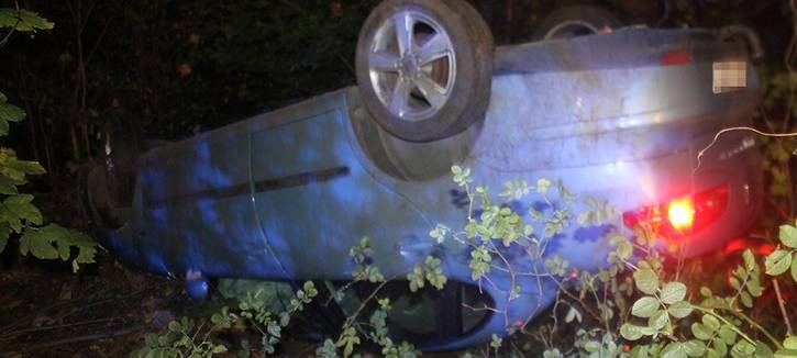 Auto überschlägt sich