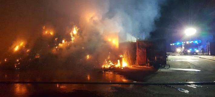 Feuerwehr Hünxe löscht 400 Kubikmeter großen Müllhaufen