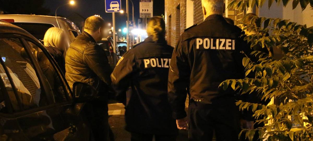 Razzia gegen Fußball-Hooligans in Dinslaken