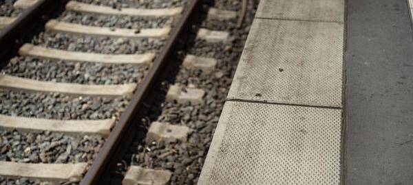 Mann schubst Fahrradfahrer in Krefeld nach Streit vor Zug