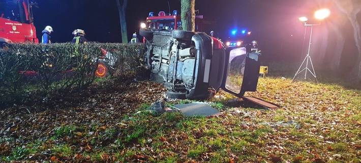 Auto kommt von der Straße ab und bleibt an Baum liegen