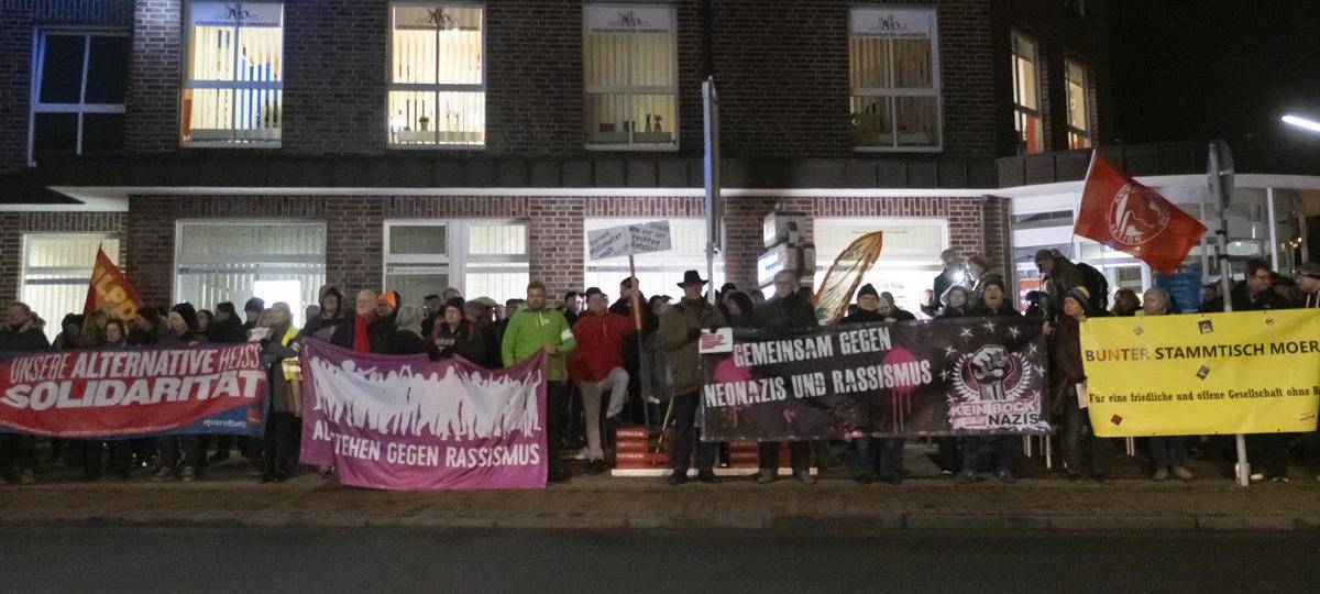 Menschen gehen für Pressefreiheit auf die Straße