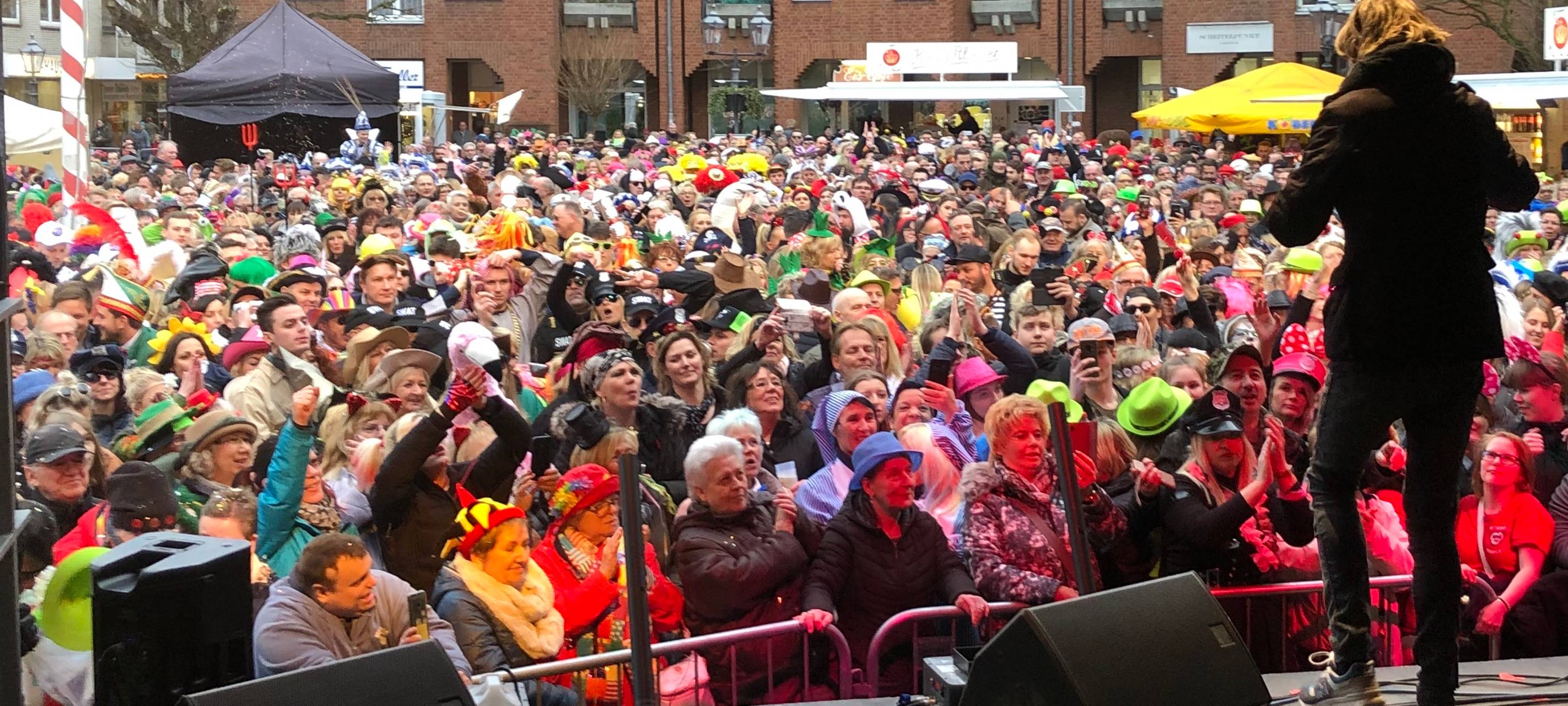 Altweiber: Jecken im Kreis Wesel läuten den Straßenkarneval ein