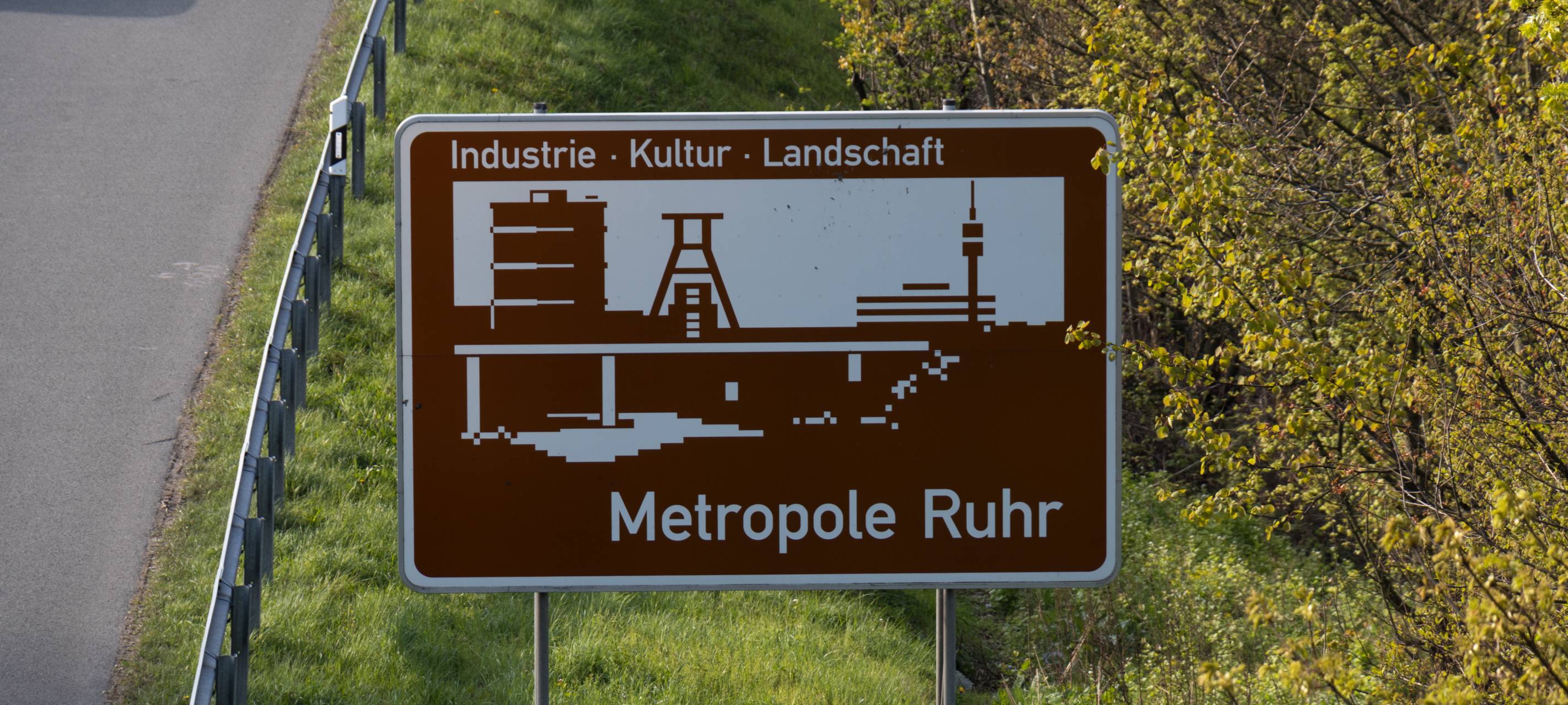 Die Metropole Ruhr wird mit Schildern auch auf Autobahnen angepriesen (Symbolbild).