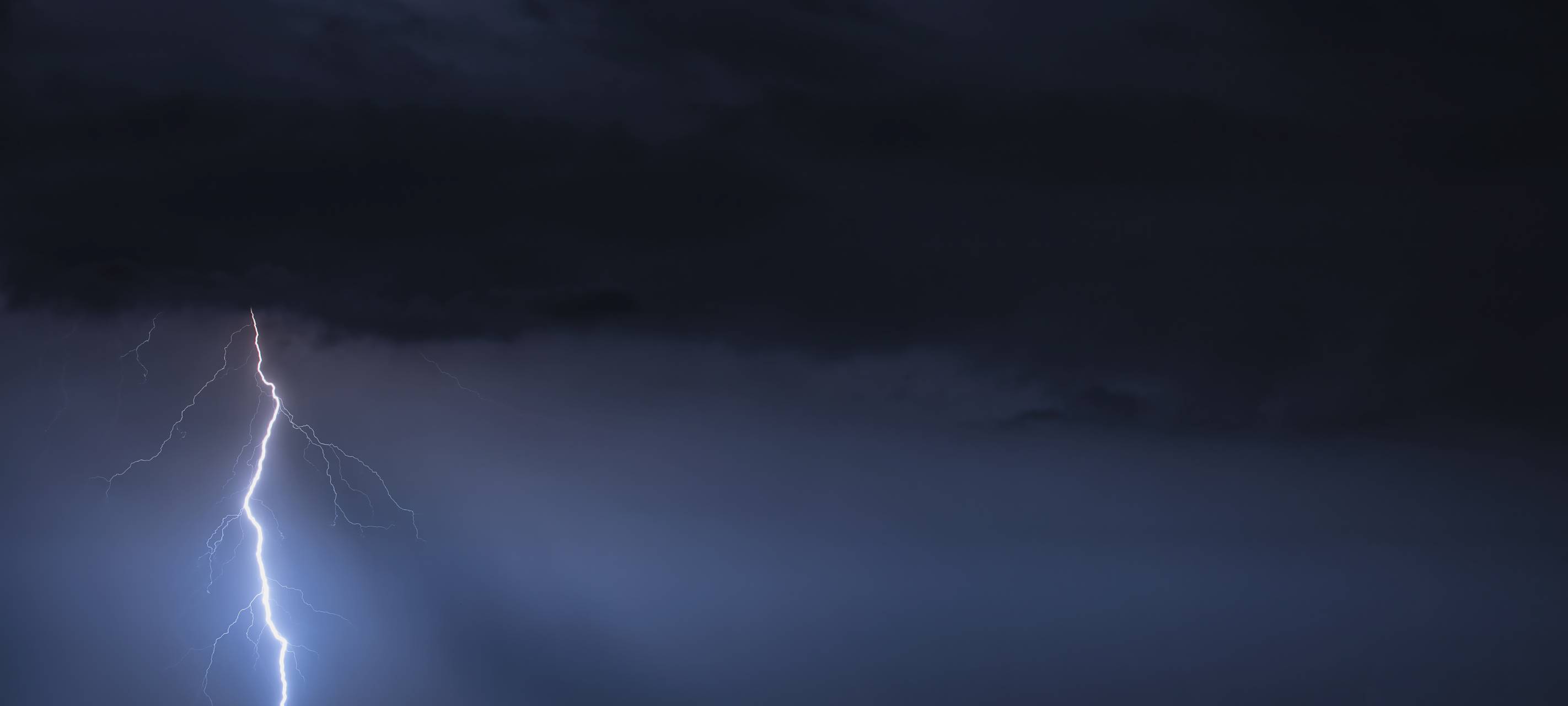 Blitze am Himmel bei Nacht (Symbolbild).