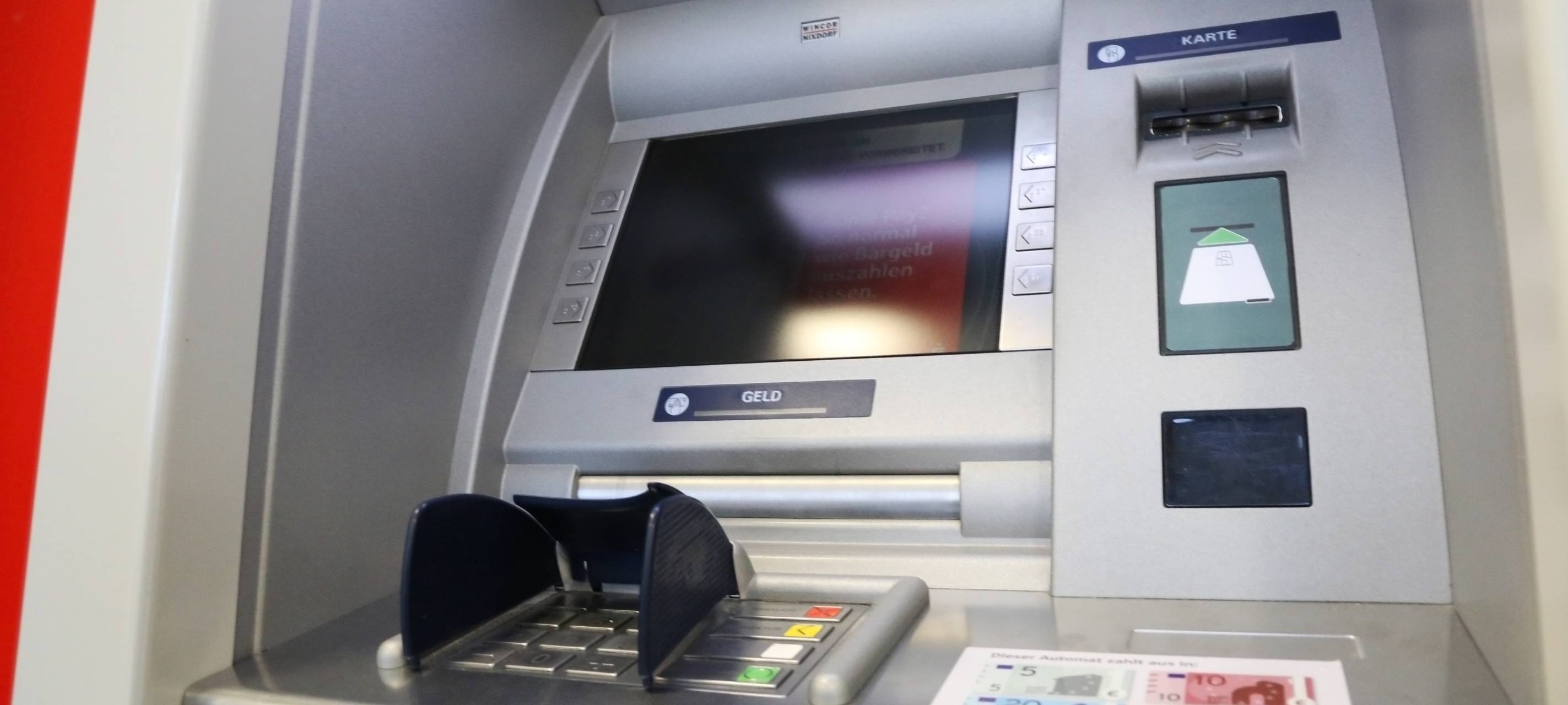 Unbekannter versucht Geldautomaten in Rheinberg zu öffnen