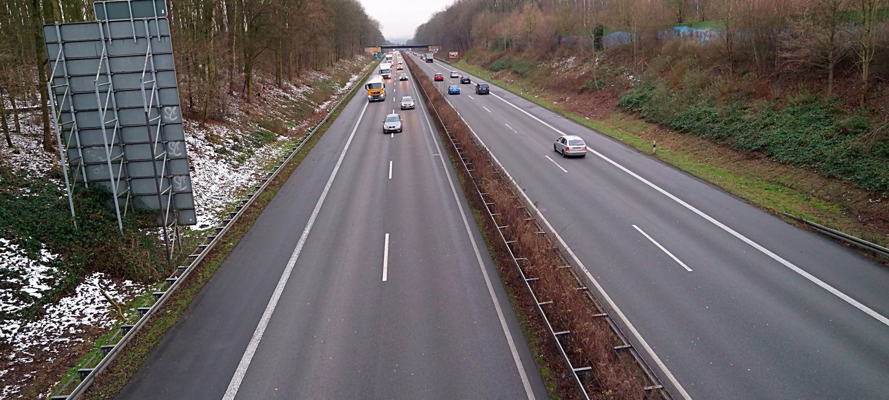 Jugendliche werfen Gegenstand auf A59 in Duisburg