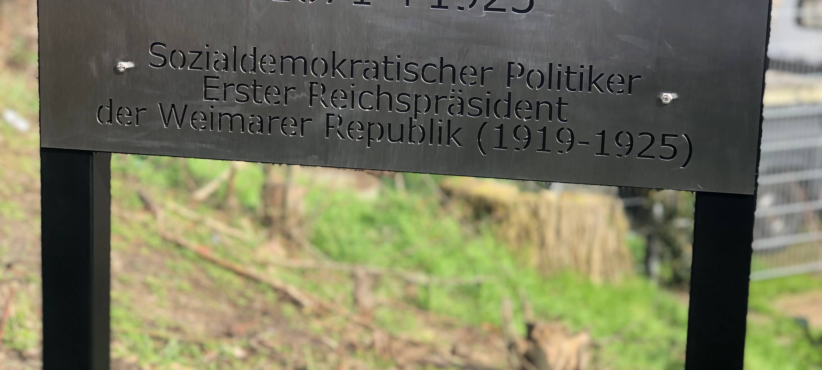 Die Friedrich-Ebert-Brücke hat ein neues Schild