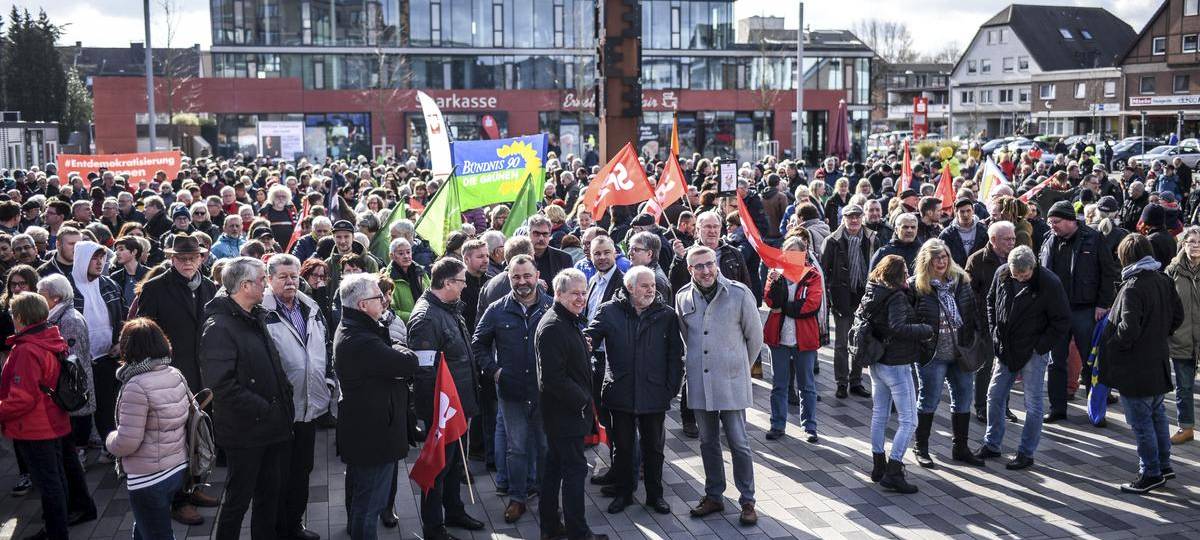 Voerder demonstrieren auf dem Rathausplatz gegen Rassismus