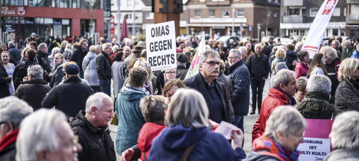 Voerder demonstrieren auf dem Rathausplatz gegen Rassismus