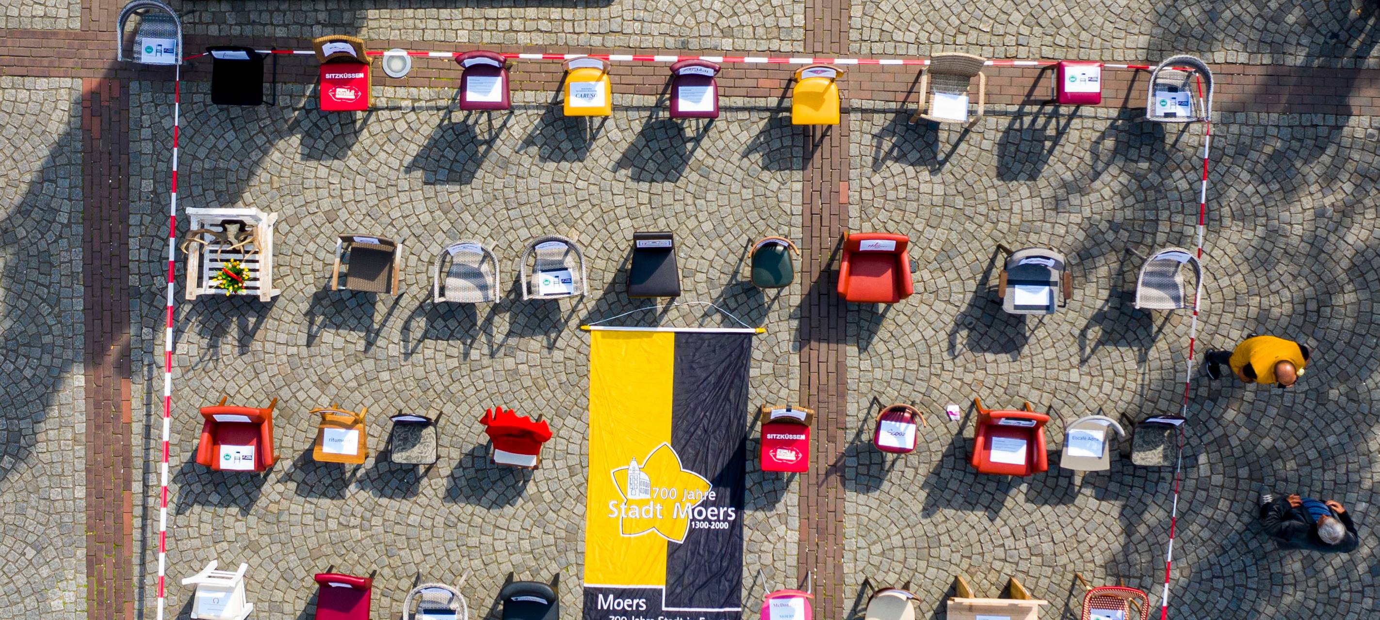 Gastro-Betriebe in Moers und Rheinberg demonstrieren mit leeren Stühlen