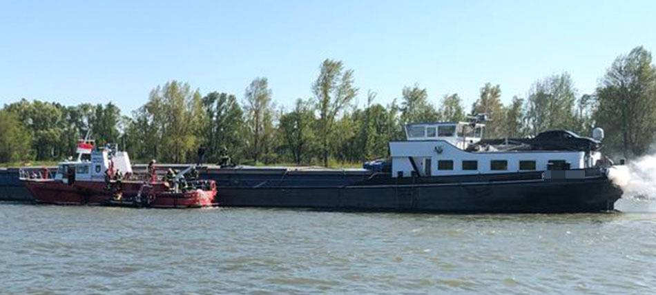 Feuerwehr löscht brennenden Frachter auf Rhein bei Kalkar