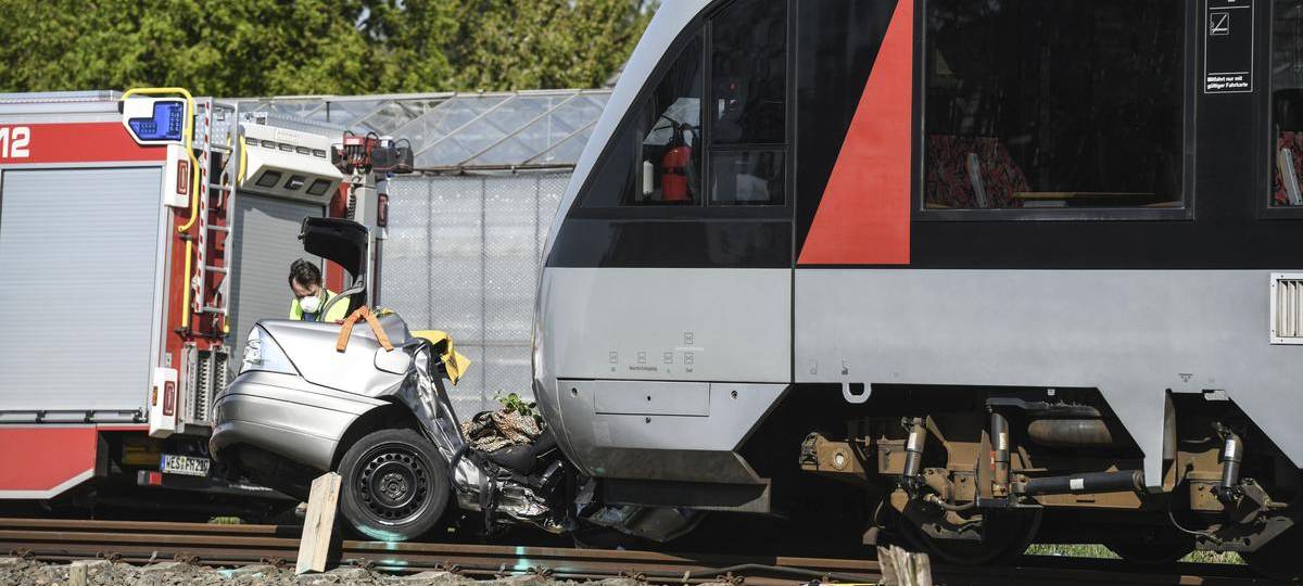 Hamminkeln: Auto mit Zug kollidiert - drei Menschen sterben
