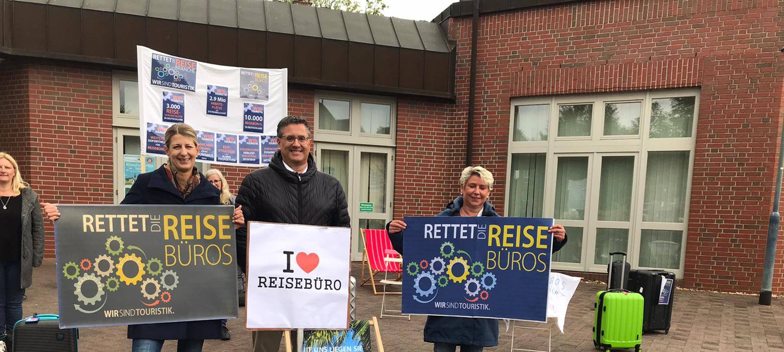 Reisebüros in Schermbeck demonstrieren auf dem Rathausplatz