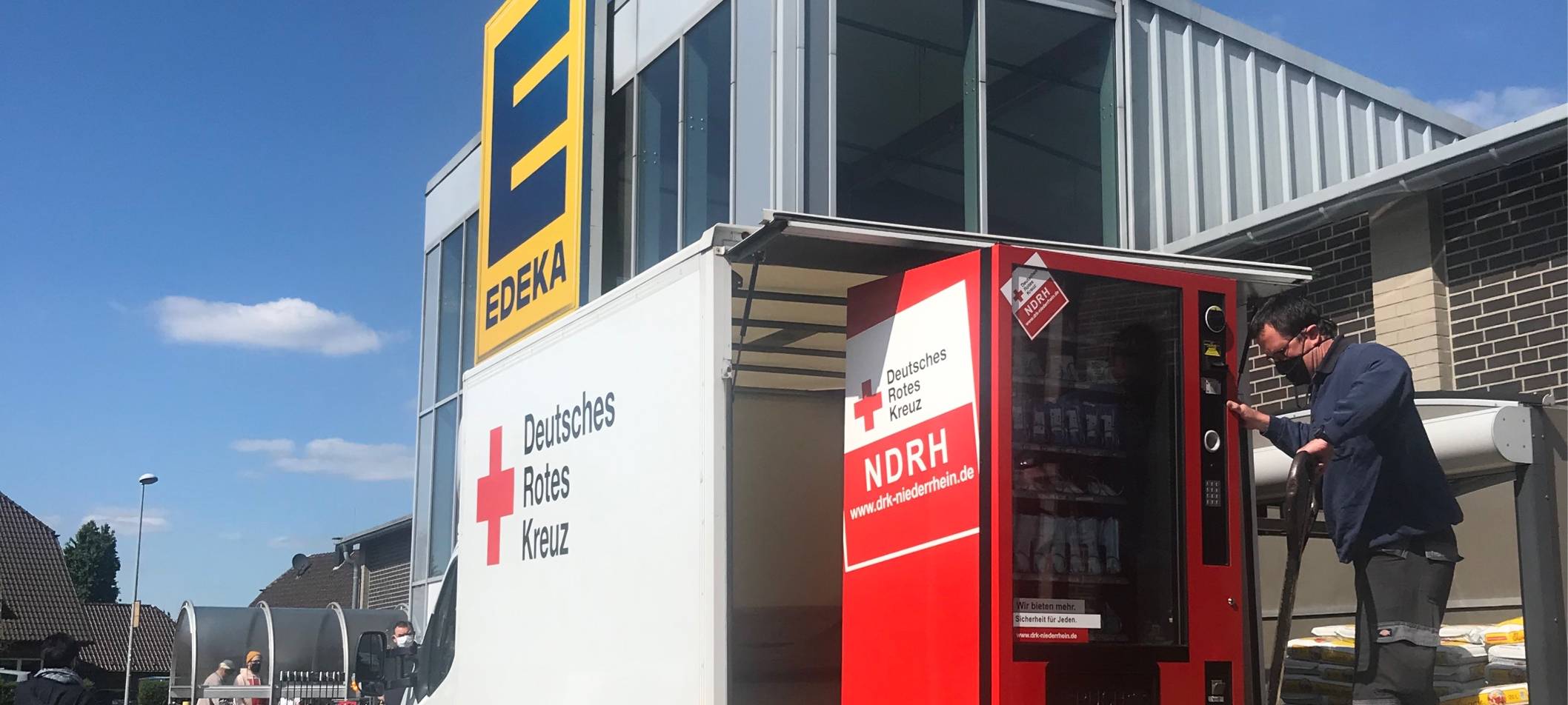 DRK stellt Automaten mit Masken und Desinfektion auf