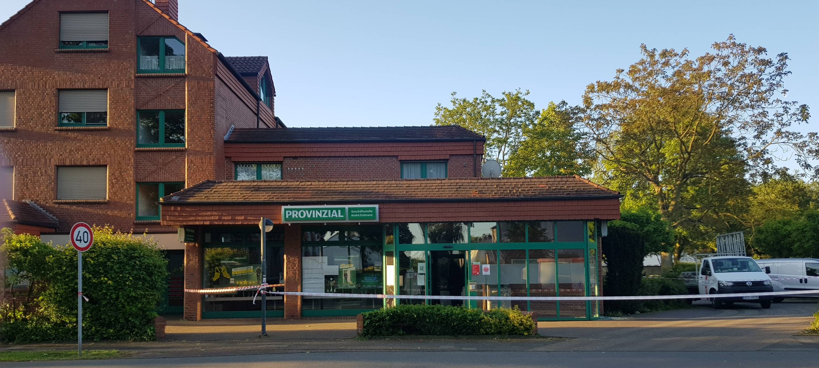 Unbekannte sprengen Geldautomaten in Voerde-Friedrichsfeld