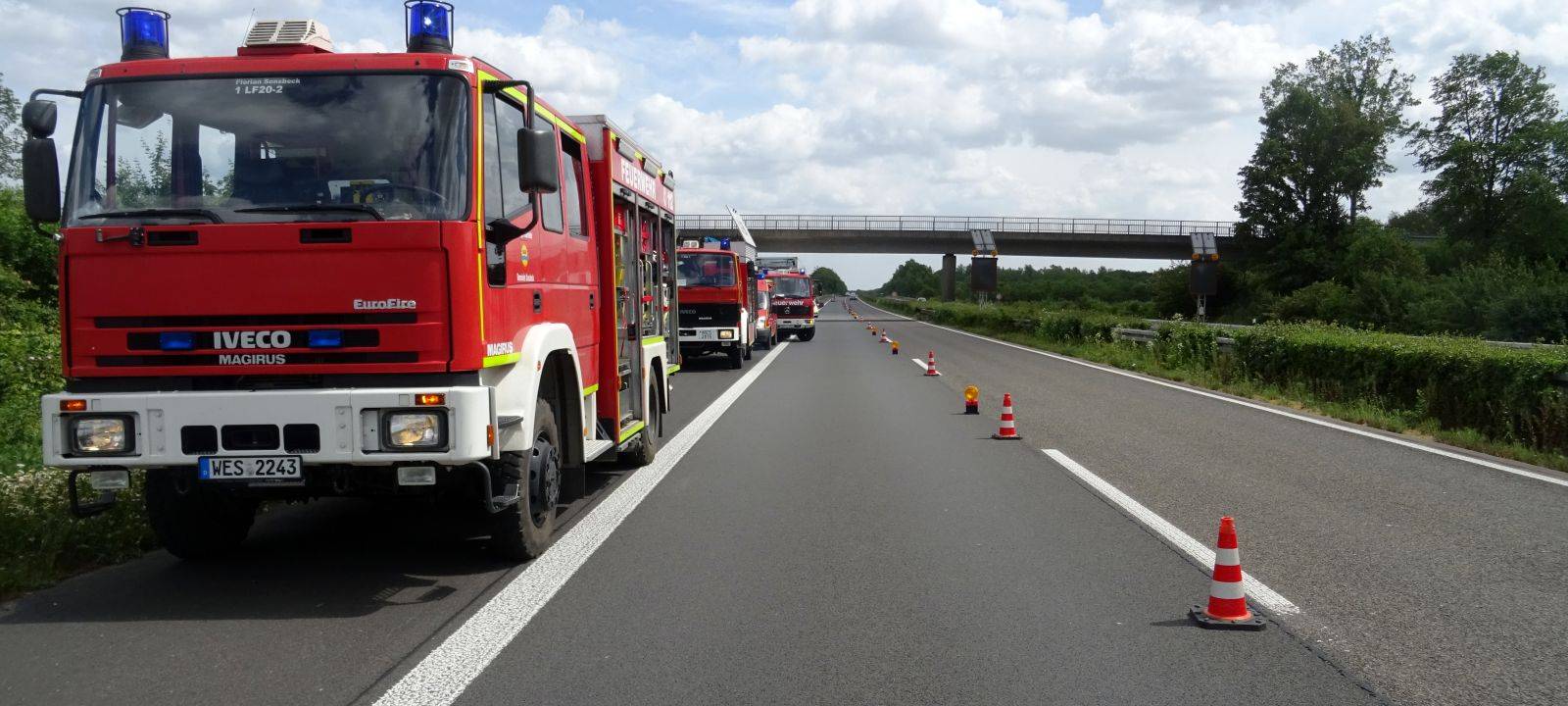 Verlorener Diesel führt zu Sperrung auf der A57 bei Sonsbeck