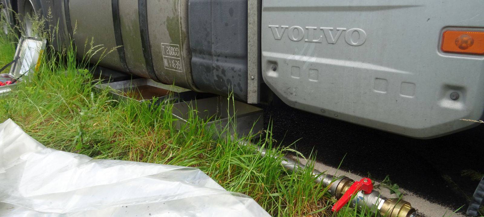 Verlorener Diesel führt zu Sperrung auf der A57 bei Sonsbeck