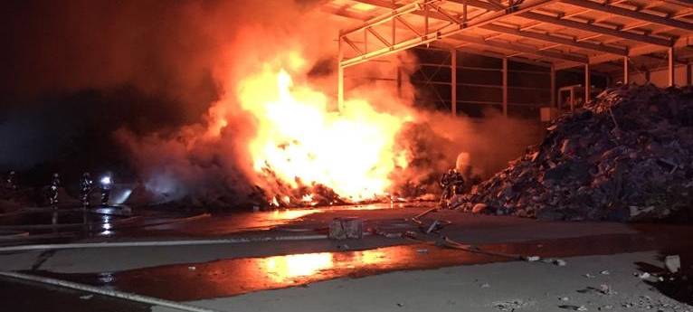 Hünxer Feuerwehr löscht brennende Müllmenge in Bucholtwelmen