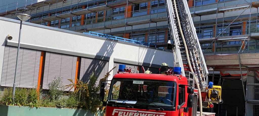 Dachbrand am Julius-Stursberg-Gymnasium verläuft glimpflich