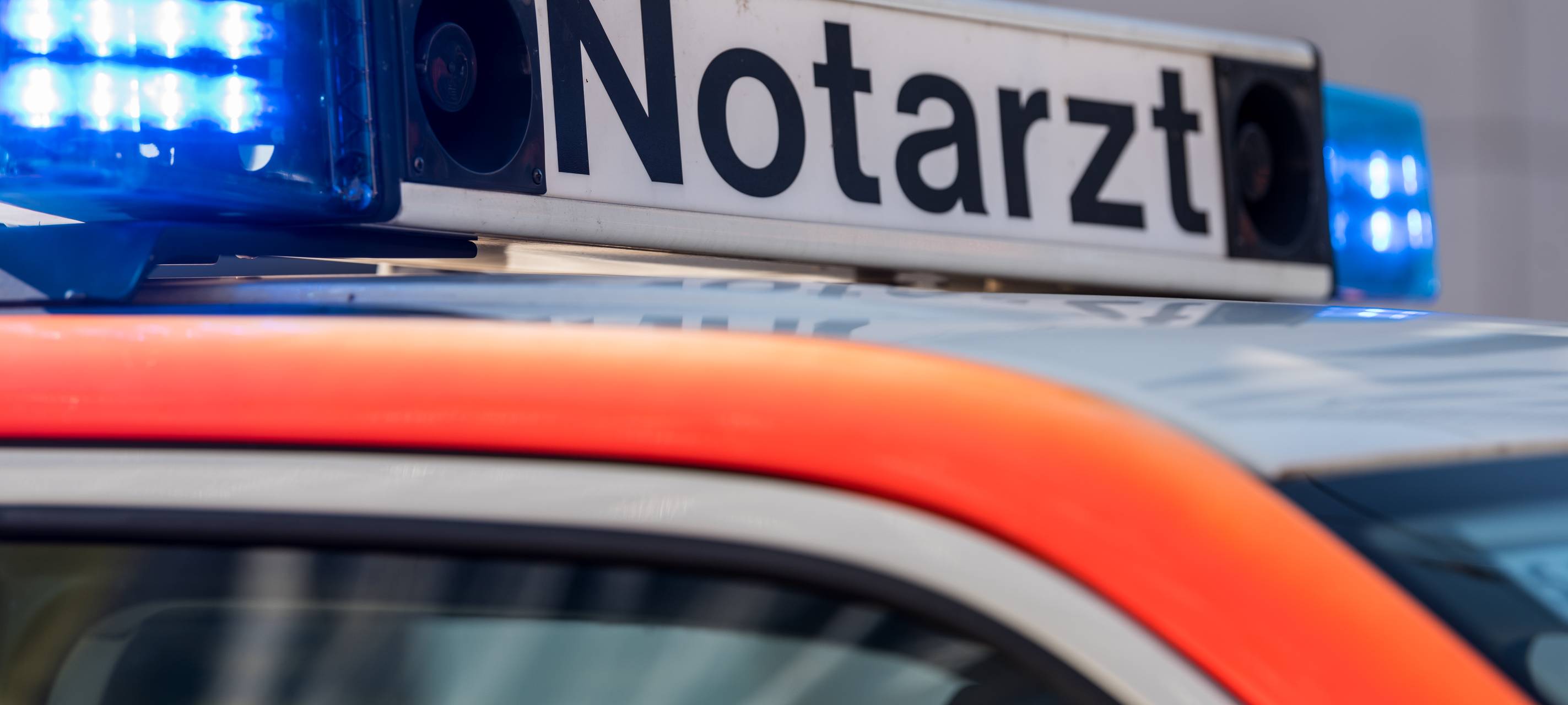 Auto überschlägt sich in Voerde - Fahrer (19) schwerverletzt