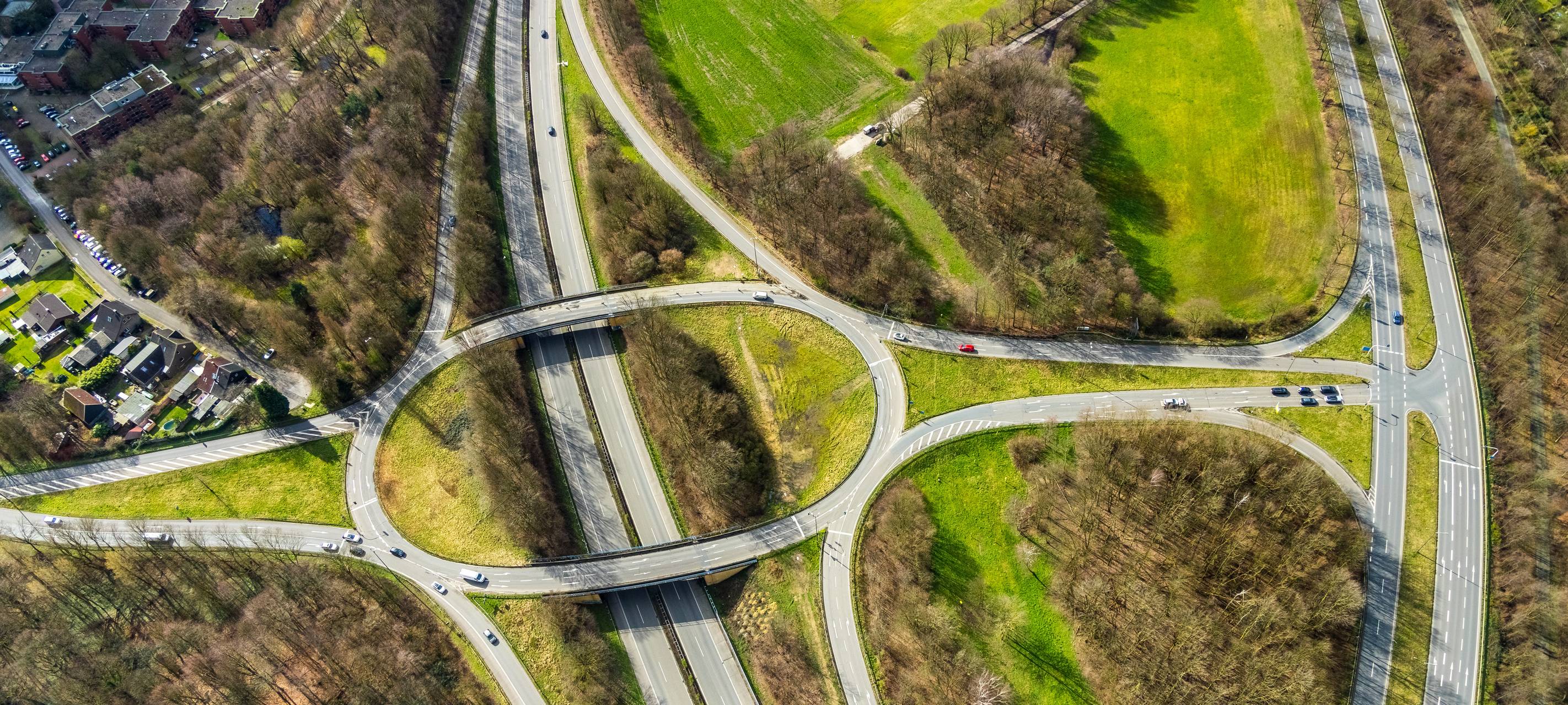 Tanklaster auf der A57 bei Krefeld-Gartenstadt umgekippt