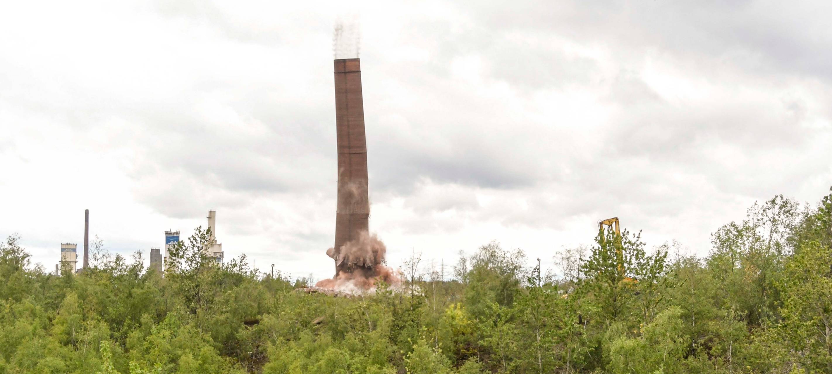120 Meter hoher Turm in Duisburg-Meiderich wurde gesprengt