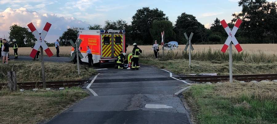 RB31 erfasst Auto einer 18-Jährigen in Moers