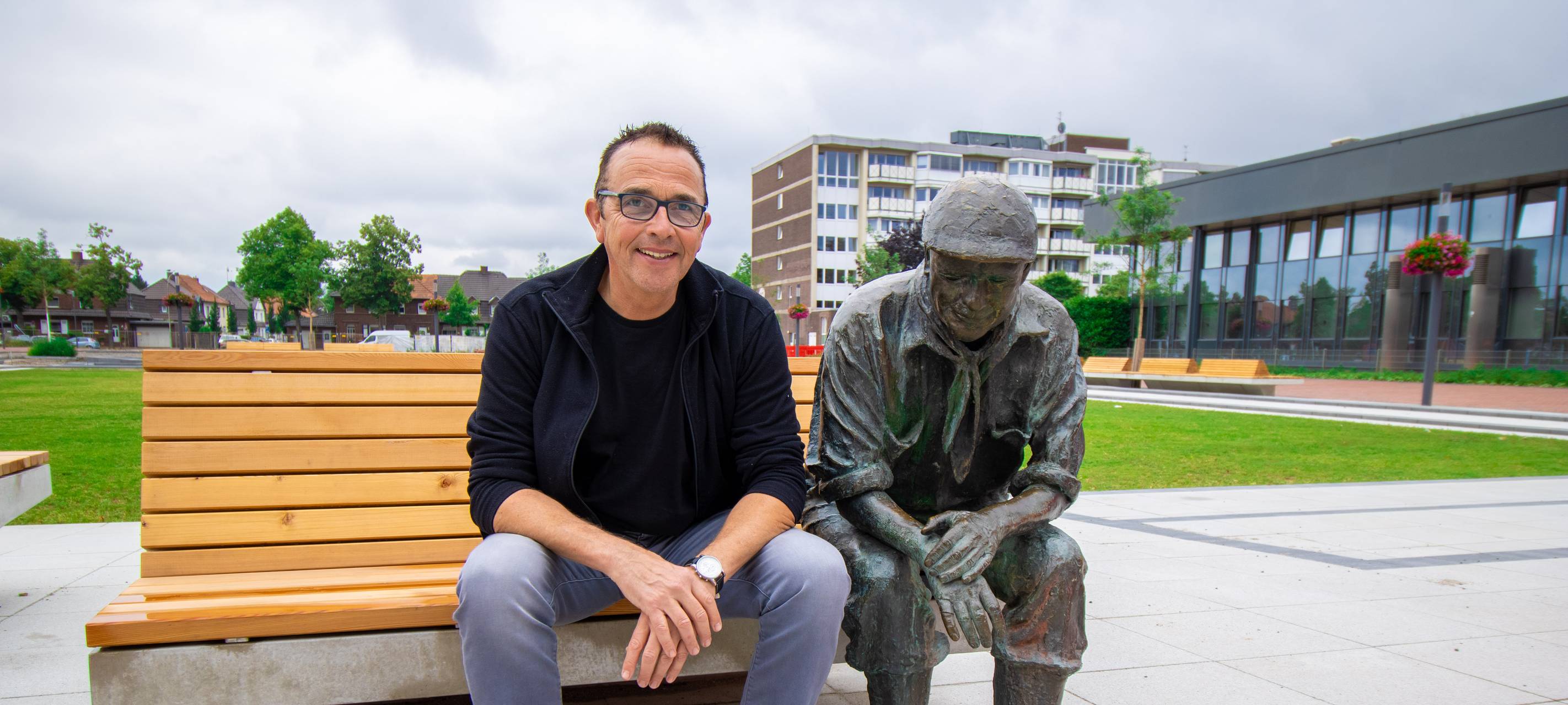 "Kumpel Fritz" sitzt wieder am Rathaus in Kamp-Lintfort