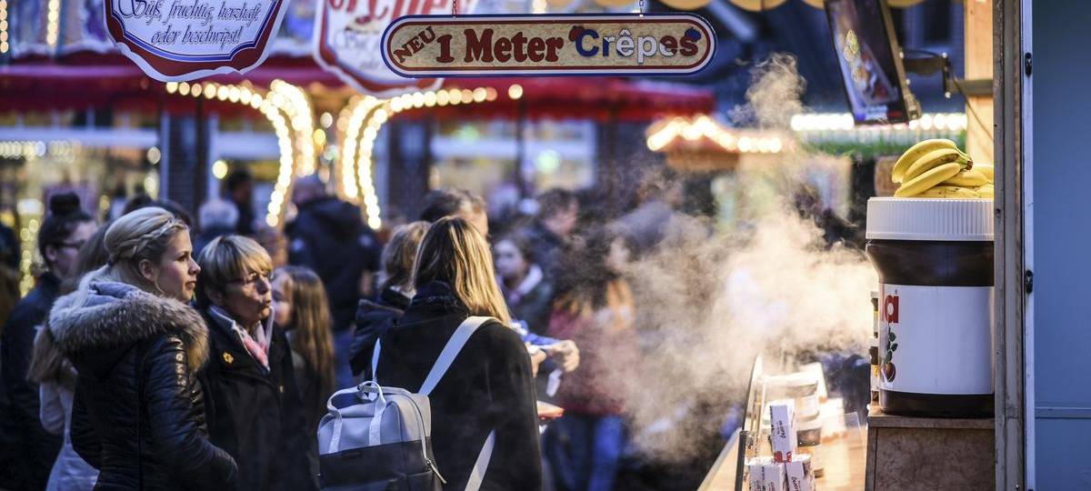 Schausteller verkaufen Crêpes und Churros auf dem Neutorplatz in Dinslaken