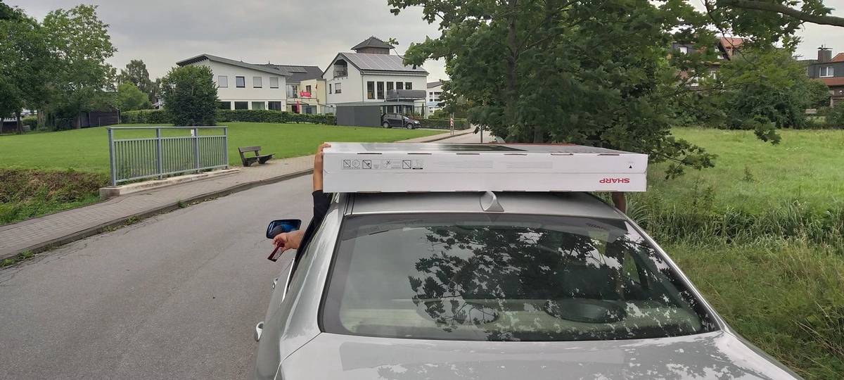 Zu groß für den Kofferraum - Familie aus Xanten transportiert Fernseher auf Autodach