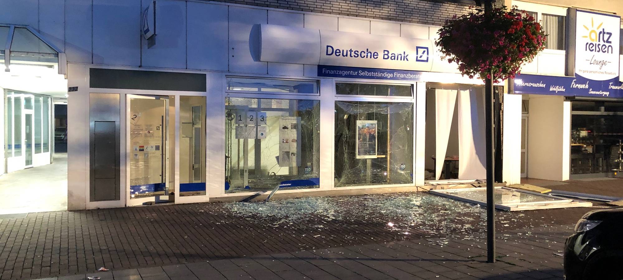 Unbekannte sprengen einen Geldautomaten in Kamp-Lintfort