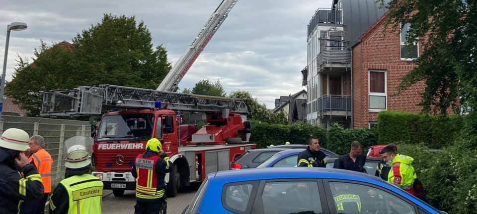 Kleinflugzeug stürzt auf Haus in Wesel