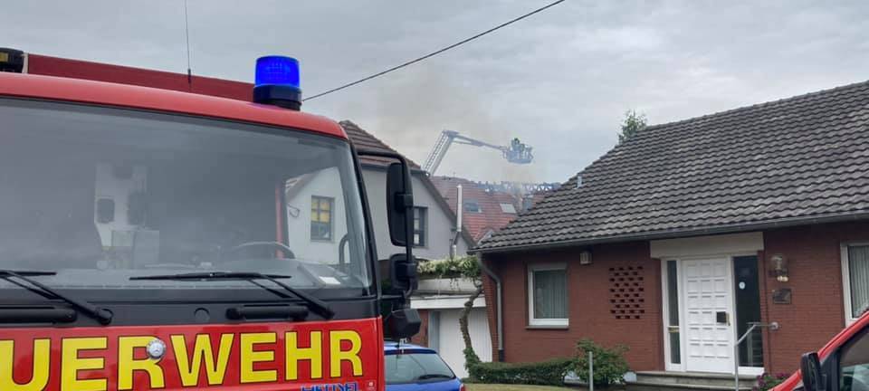Kleinflugzeug stürzt auf Haus in Wesel