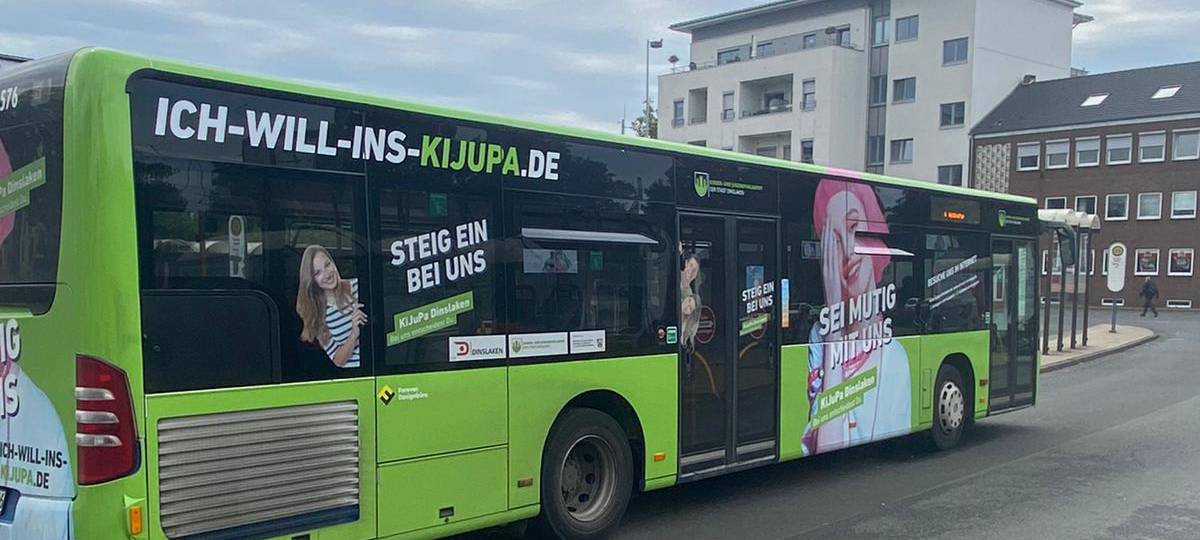 Bus wirbt für das Kinder- und Jugendparlament