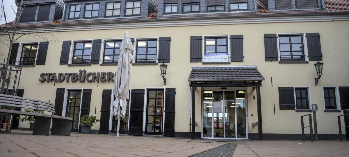 In Neukirchen-Vluyn gibt es Krimilesungen Open-Air