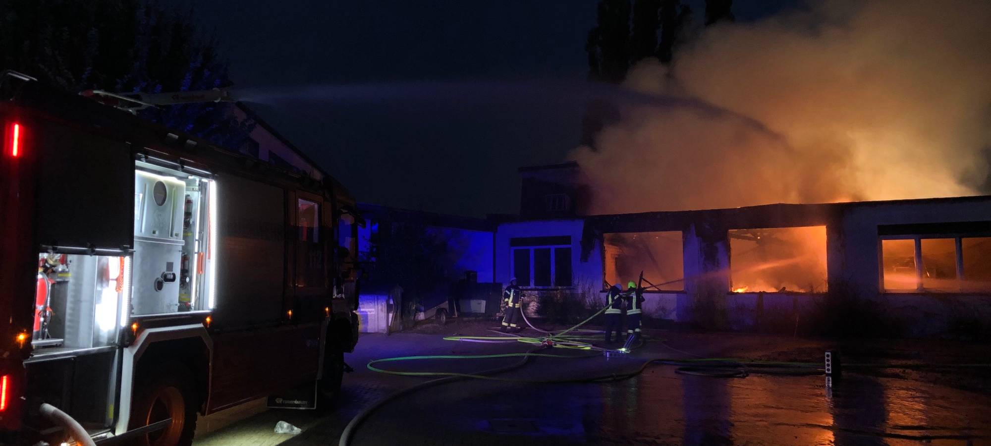 Wesel: Schreinerei in Flammen - hunderttausende Euro Schaden