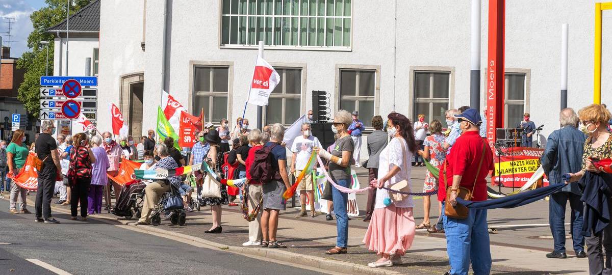 Hunderte Moerser bildeten Menschenkette gegen Rechts