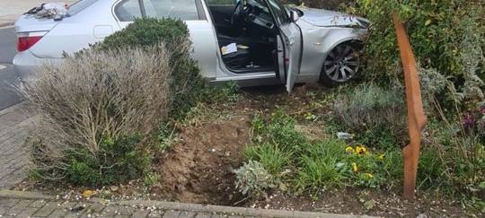 Xanten: Auto landet in Vorgarten - Beifahrer schwer verletzt