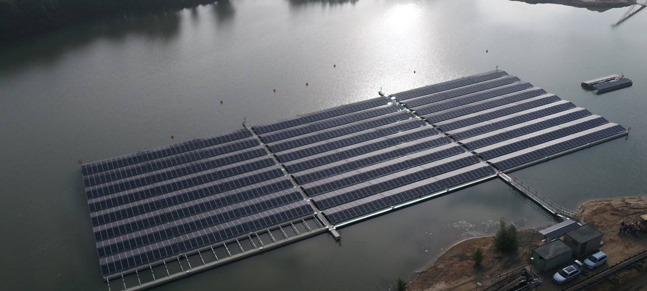 Weseler Kiesfirma mit größter schwimmender Solaranlage NRWs
