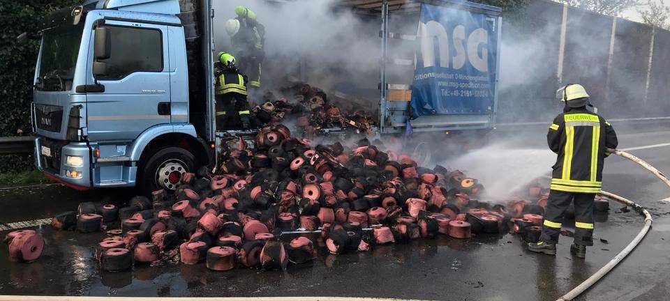 Feuerwehr löscht LKW auf A40 bei Moers - Nähgarn geladen
