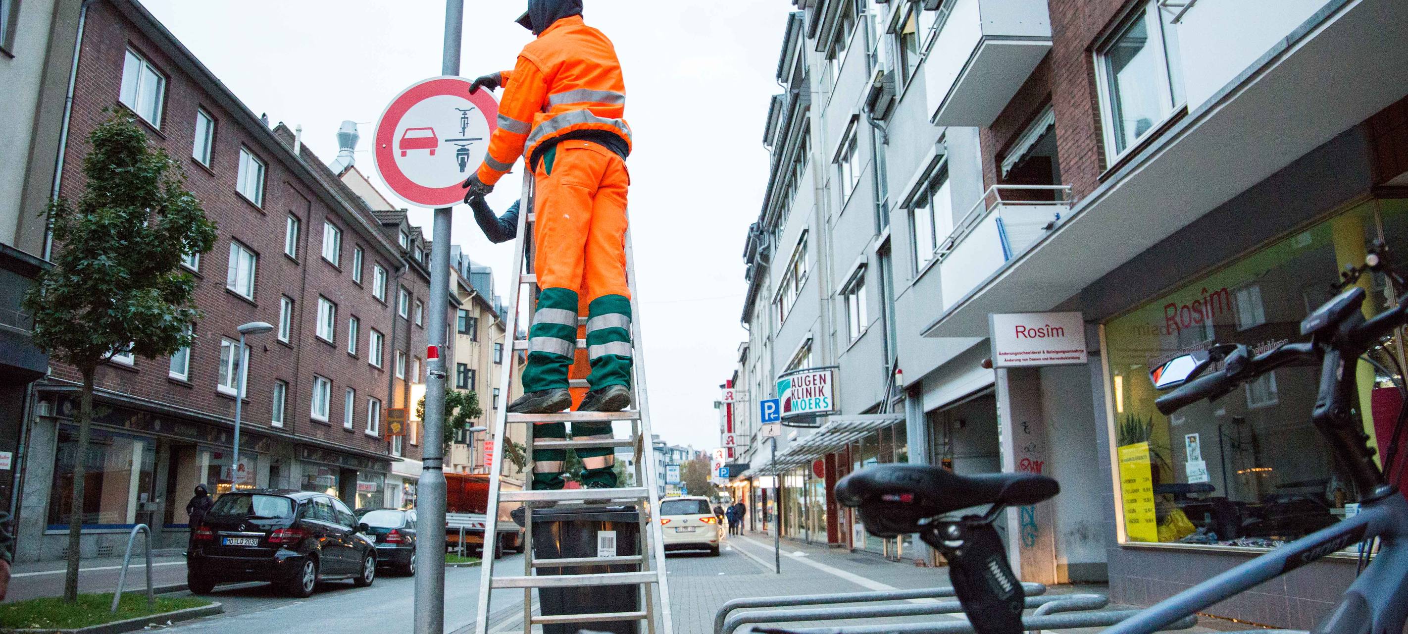 Überholverbot von Zweirädern auf Homberger Straße in Moers