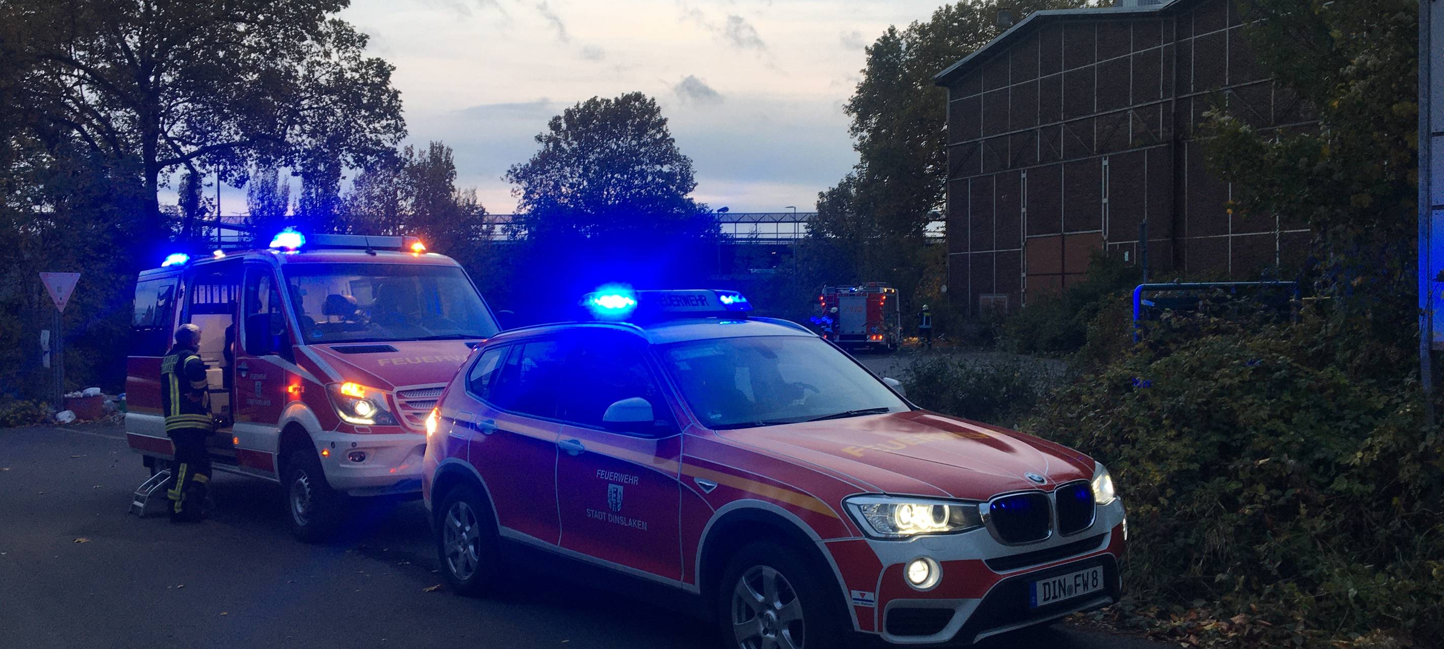 Feuerwehr löscht Brand in Dinslakener Industriehalle