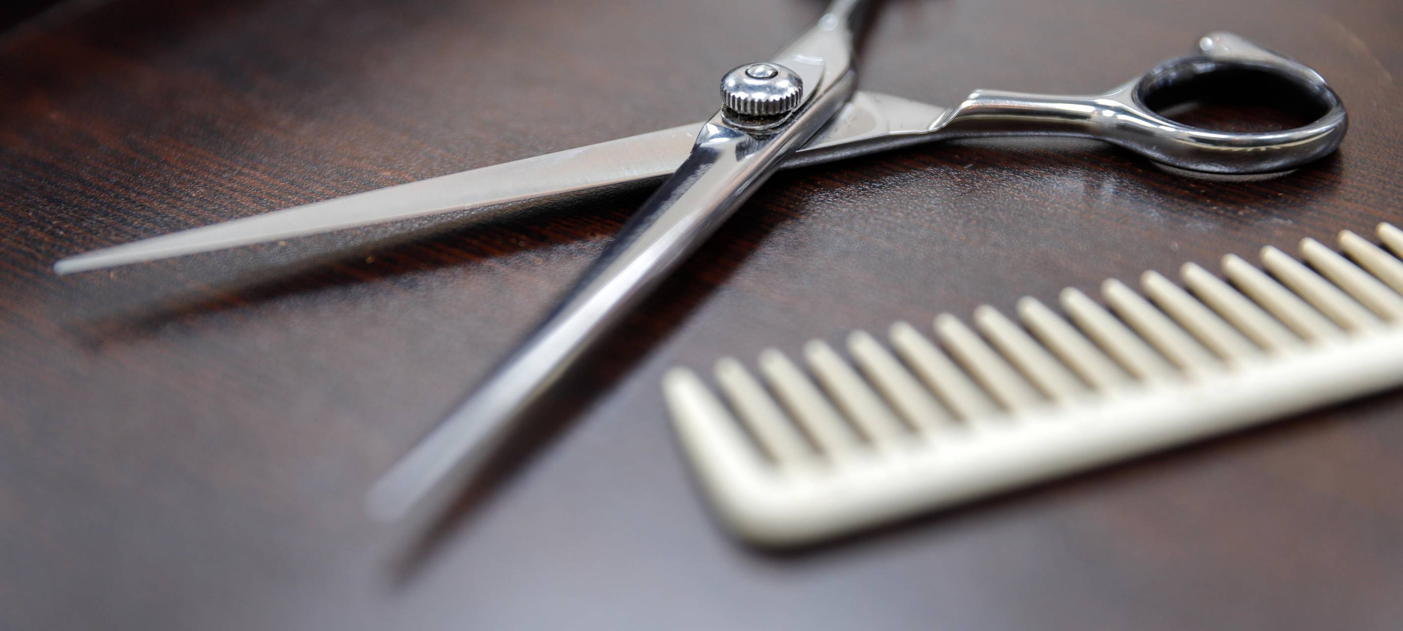 Friseurin aus Duisburg versteigert ihren allerersten Termin